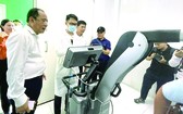市衛生廳長曾志尚觀察人工智能拍X光照結果。