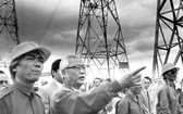 在500千伏北南輸電線路於1994年5月竣工之日的已故政府總理武文傑。