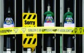 英國一家加油站燃油售空後關閉。