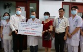 本市中國商會會長趙騫（左二）代表向175醫院捐款。