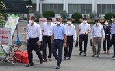 衛生部副部長阮長山前往市熱帶病醫院指導防疫工作。