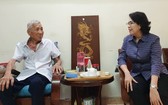 市越南祖國陣線委員會主席蘇氏碧珠於今年4月看望華人革命老前輩何增同志。