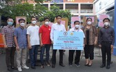 康洋工業園區董事長徐豐培（左五）向第十一郡醫院副院長黎德雅（右三）移交醫療設備和防護物資。
