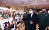 政府總理范明政參觀克服戰爭後果活動圖片展。