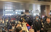 越南公民在布加勒斯特機場辦理手續。(圖自越通社)