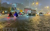 13日晚強降雨致河內多條街道成澤國。
