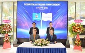 Vạn Xuân Group 副總經理 Diệp Đình Chung先生(左)和 Knightsbridge Partners創始人兼執行長 Kingston Lai 先生在簽約會上。