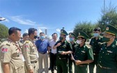 靖邊國際口岸邊防哨所幹部與柬埔寨職能力量就接收26名越南公民的手續進行交談。 