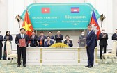 政府總理范明政與洪森共同見證簽字儀式。