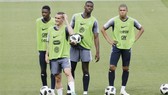 Bộ ba Griezmann-Mbappe-Dembele va Paul Pogba của tuyển Pháp.