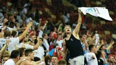 CĐV hô vang câu "Southgate you're the one" theo nhịp điệu bài hát Whole Again. Ảnh: Getty Images