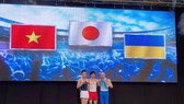 VĐV Lê Thanh Tùng (trái) đoạt HCB tại Cúp thế giới 2018.