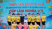 HLV Trần Minh Khang và cựu chủ công Nguyễn Hữu Hà (số 11) hào hứng tham gia sân chơi phong trào.