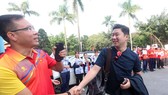 Xạ thủ Hoàng Xuân Vinh vui mừng khi gặp lại đối thủ Jin Jong Oh (phải). Ảnh: MINH HOÀNG
