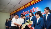 Ông Ngô Văn Đông - TGĐ Cty CPPB Bình Điền trao tặng phần thưởng cho Ngọc Hoa và đội bóng VTV Bình Điền Long An. Ảnh: DŨNG PHƯƠNG