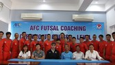 Các thành viên lớp học chụp ảnh lưu niệm. Ảnh: Đoàn Nhật