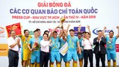 Ban tổ chức trao Cúp vô địch khu vực TPHCM cho đội HTV. Ảnh: ANH TRẦN