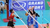 Thanh Thuý (trái) nỗ lực xuyên phá hàng chắn Triều Tiên.