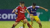 Văn Quyết và Tấn Tài đang là "buồng phổi" của hai đội. Ảnh: DŨNG PHƯƠNG