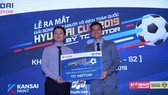 Ông Phạm Ngọc Tuấn (bên phải) trao kỷ niệm chương cho nhà tài trợ. Ảnh: Dũng Phương