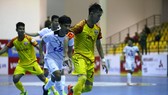 Vũ Quốc Hưng (mang băng thủ quân) trong trận Đà Nẵng - Thái Sơn Nam