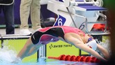 Kình ngư Nguyễn Thị Ánh Viên Xuất phát ở đợt bơi chung kết 100m ngửa nữ. Ảnh: DŨNG PHƯƠNG