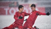 Quang Hải (phải) tham gia chiến dịch Break The Chain cùng AFC truyền cảm hứng cho cộng đồng phòng chống dịch Covid-19.