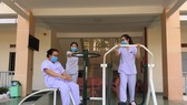 Các y bác sĩ ở Bệnh viện Dã chiến Củ Chi tập luyện với thiết bị vừa được trao tặng.