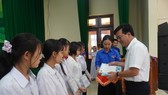 Ông Ngô Văn Đông (Tổng Giám đốc Cty CP phân bón Bình Điền) trao học bổng cho các học trò nghèo học giỏi ở tỉnh Thanh Hóa. Ảnh: PHÚC NGUYỄN