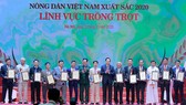 Trung tướng Vũ Hải Sản, Ủy viên BCH Trung ương Đảng, Ủy viên Quân ủy Trung ương, Thứ trưởng Bộ Quốc Phòng và đồng chí Đào Ngọc Dung, Ủy viên BCH Trung ương Đảng, Bộ trưởng Bộ Lao động - Thương binh và Xã hội lên trao tặng bằng khen cho những nông dân Việt