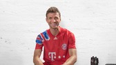 Thomas Mueller tươi cười trong mẫu áo đấu mới của Bayern Munich.
