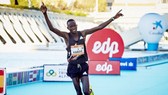 Kibiwott Kandie phá KLTG ở nội dung bán Marathon.