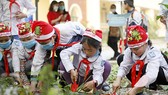 Các em học sinh trồng cây hưởng ứng Lễ hội. Ảnh: MINH HOÀNG