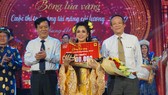 Ông Ngô Văn Đông (bìa trái), TGĐ Cty CPPB Bình Điền và ông Lê Công Đồng (bìa phải, Giám đốc VOH) trao giải nhất cho giọng ca Hàn Ni.