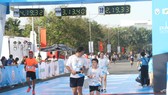 Chạy bộ đang ngày càng phổ biến trong cộng đồng ở TPHCM. Ảnh: NGUYỄN ANH