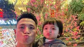 Quả bóng bạc Việt Nam 2020 Bùi Tiến Dũng hạnh phúc bên con trước thềm Xuân mới. Ảnh: facebook