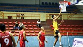 Đội nam Sóc Trăng 1 (áo vàng) thắng TPHCM 1 trong trận chung kết. Ảnh: VBF