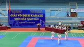 Các võ sĩ thi đấu nội dung đầu tiên ở ngày khai mạc. Ảnh: MINH CHIẾN