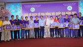 Ban tổ chức trao giải thưởng. Ảnh: M.C