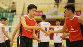 Chủ công Quản Trọng Nghĩa (trái) chưa thể tập trung cùng đội tuyển bóng chuyền nam. Ảnh: DŨNG PHƯƠNG