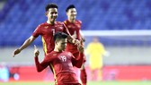Quang Hải ăn mừng sau siêu phẩm sút xa của mình. Ảnh: KHƯƠNG DUY
