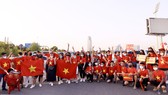 Rất động cổ động viên đã đến sân Zabeel để cổ vũ cho Đội tuyển Việt Nam chơi trận cuối cùng tại bảng G gặp UAE. Ảnh: KHƯƠNG DUY
