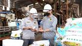 Công nhân của Cty CP phân bón Bình Điền vẫn nỗ lực sản xuất phục vụ nền nông nghiệp nước nhà.