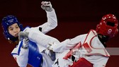 Kim Tuyền (trái) không thể vượt qua đối thủ Thái Lan. Ảnh: Getty Images