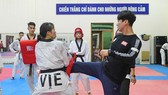 Chuyên gia Kim Kil-tae (phải) về nước trong ngày 26-7.