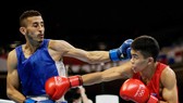 Võ sĩ Carlo Paalam (phải) của Philippines giành HCB môn quyền Anh tại Olympic Tokyo 2020.