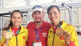 Chuyên gia Joseph Donnelly và các tuyển thủ rowing Việt Nam. Ảnh: DŨNG PHƯƠNG
