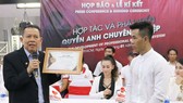 Chủ tịch đương nhiệm của VBF Trần Minh Tiến (trái).