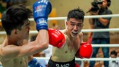 Võ sĩ Sẳm Minh Phát (phải) sẵn sàng trước cuộc tranh tài. Ảnh: THIÊN NGÂN