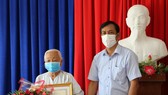 Ông Trần Hồng Quân, Phó chủ tịch UBND tỉnh trao bằng khen cho cụ Quách Thị Chao- một trong 5 cụ sống tại Trung tâm Bảo trợ xã hội tỉnh...
